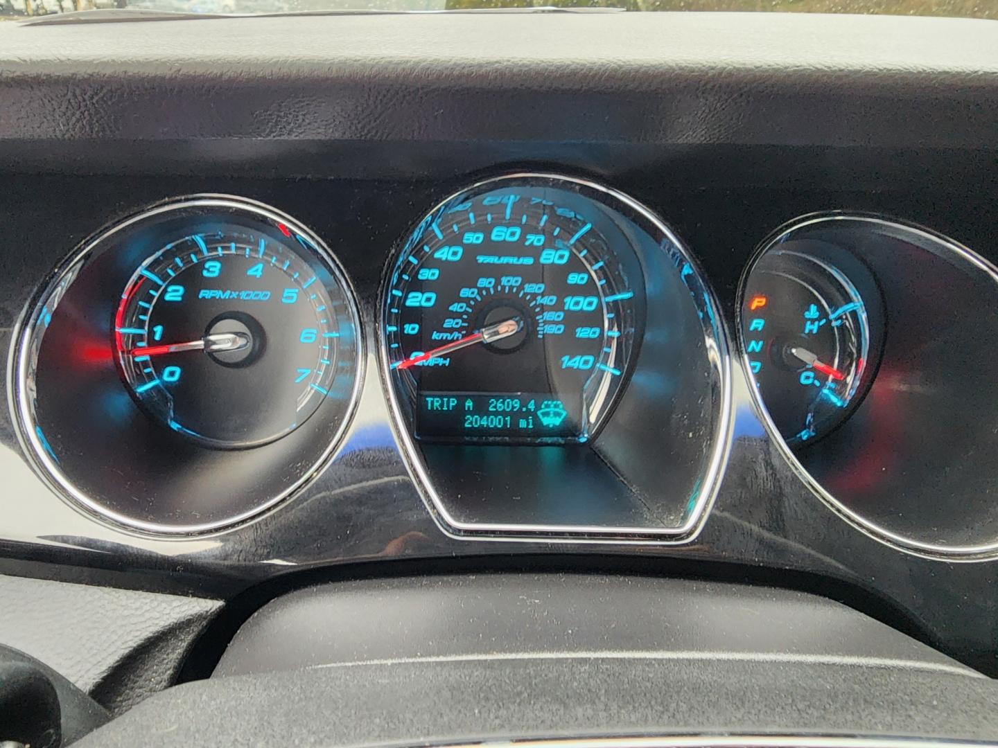 2010 WHITE /Black Ford Taurus Limited FWD (1FAHP2FW7AG) with an 3.5L V6 DOHC 24V engine, 6-Speed Automatic transmission, located at 1221 Madison St., Shelbyville, TN, 37160, (931) 680-9439, 0.000000, 0.000000 - Photo#6